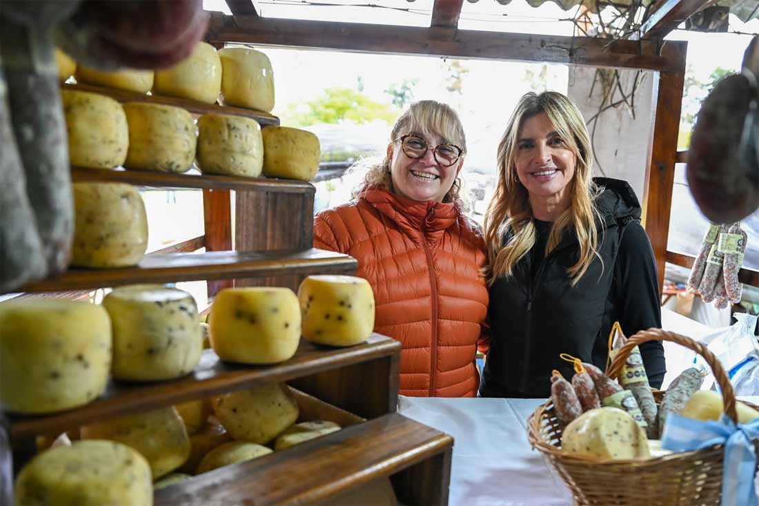 Marisa Fassi visitando el stand de Chacinados Ponce.