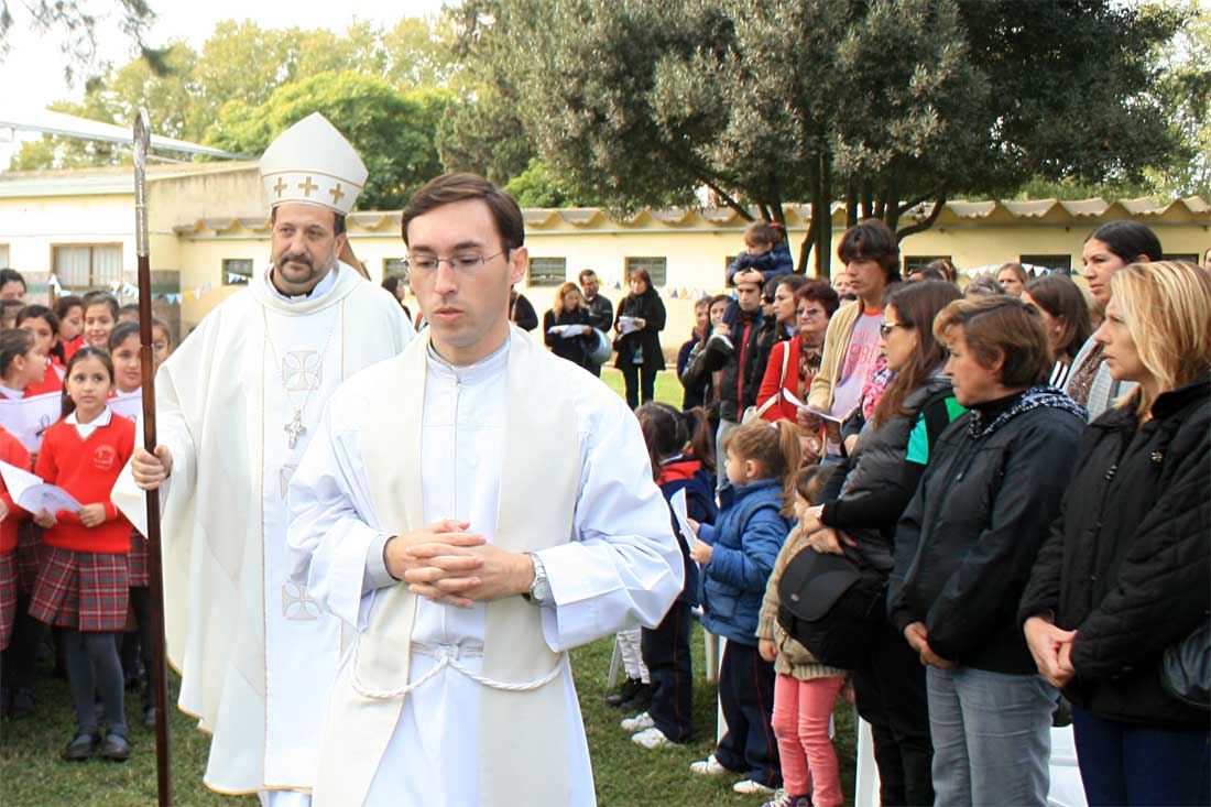 Monseñor Barba durante una visita al Santa María. Antes de su traslado al sur, se interesó en recuperar el retablo. Archivo InfoCañuelas.