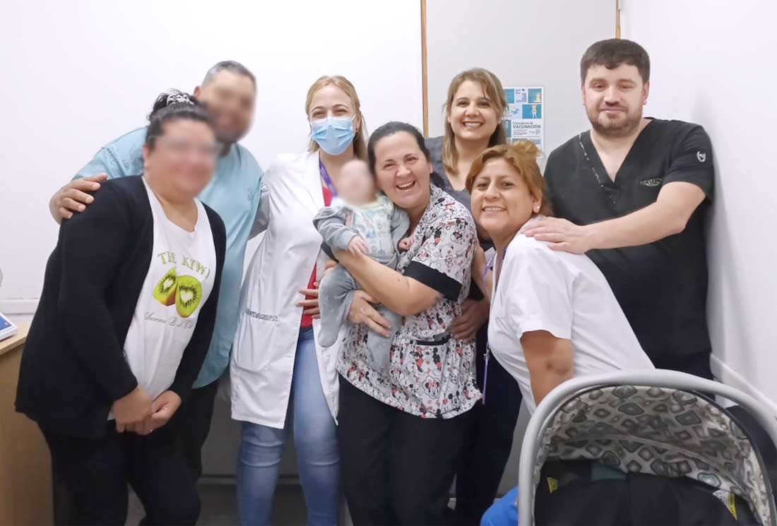 Jueves 24 de octubre. El personal del Hospital Cuenca recibe a A. en su primer control.