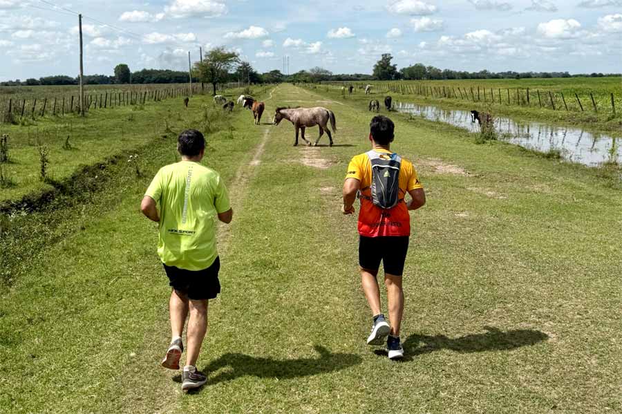 El equipo de Rizzi entrenando en caminos rurales de Cañuelas.